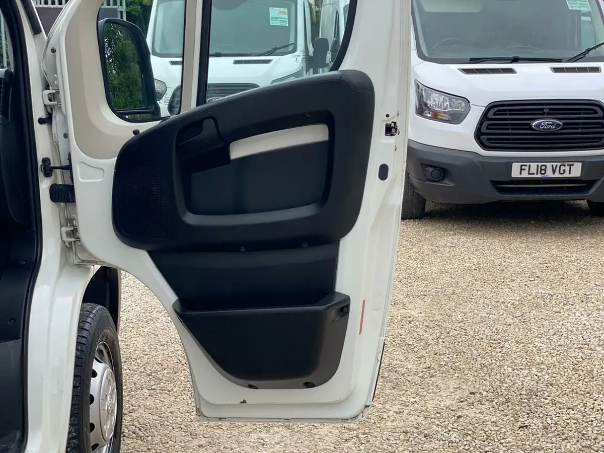 2020-peugeot-boxer-20-bluehdi-professional-335-l2h2-big-44