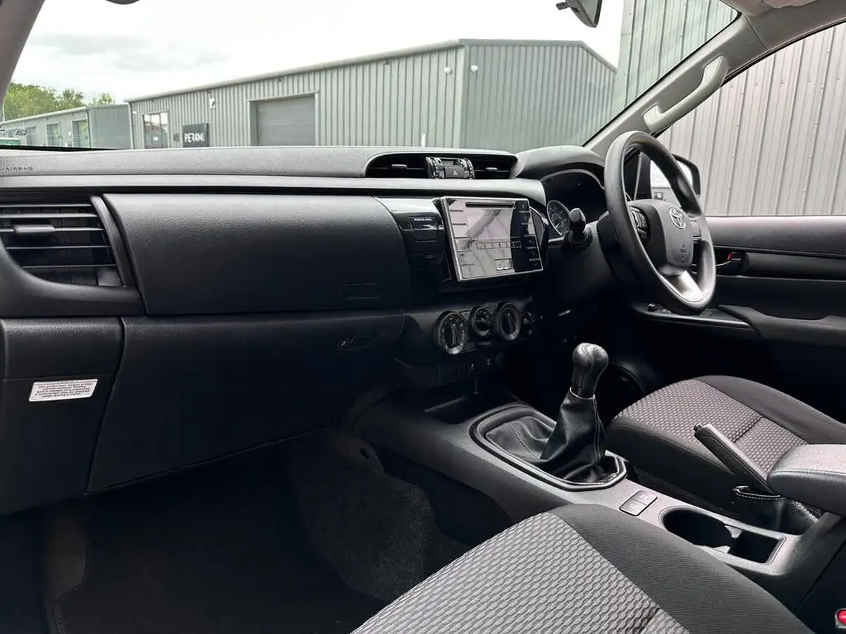 2019-toyota-hi-lux-24d-4d-active-150hpeu6dt-e-32t-double-pick-up-big-10