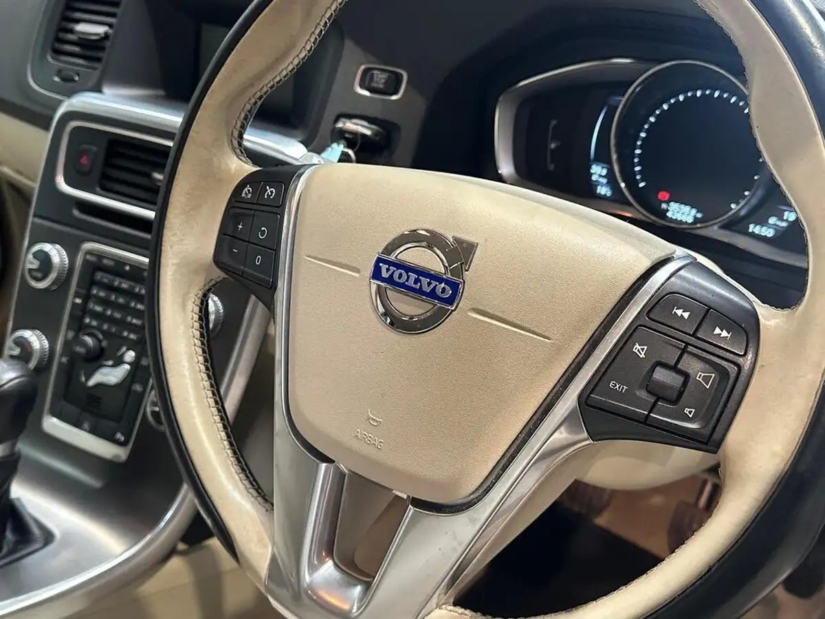 2014-volvo-v60-16td-d2-se-lux-big-31