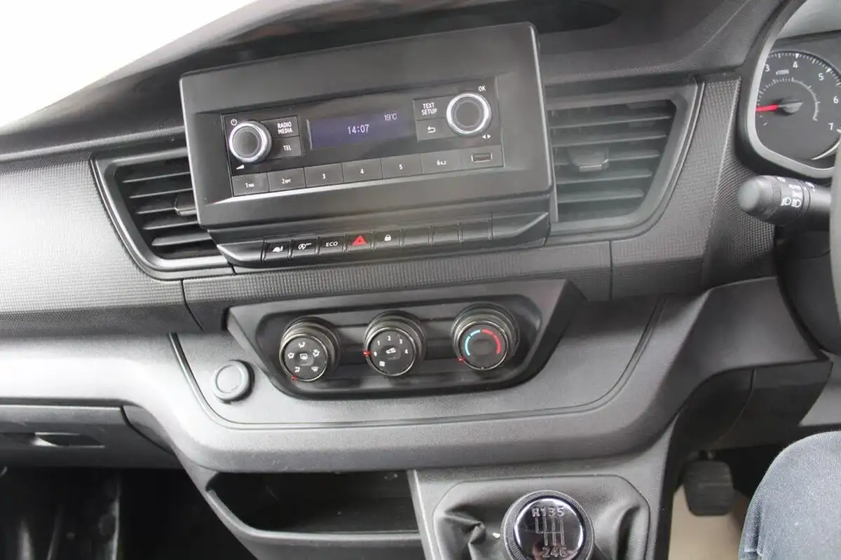 2022-renault-trafic-20dci-ll30-130-business-panel-big-11