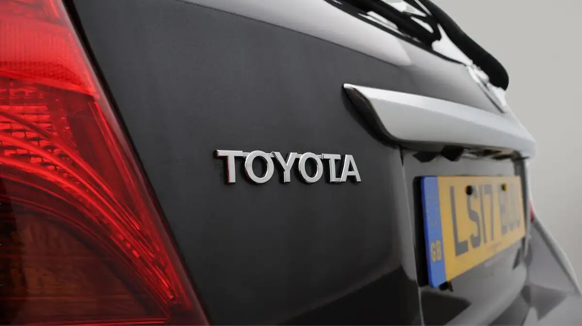 2017-toyota-yaris-15-vvt-i-icon-hybrid-big-22