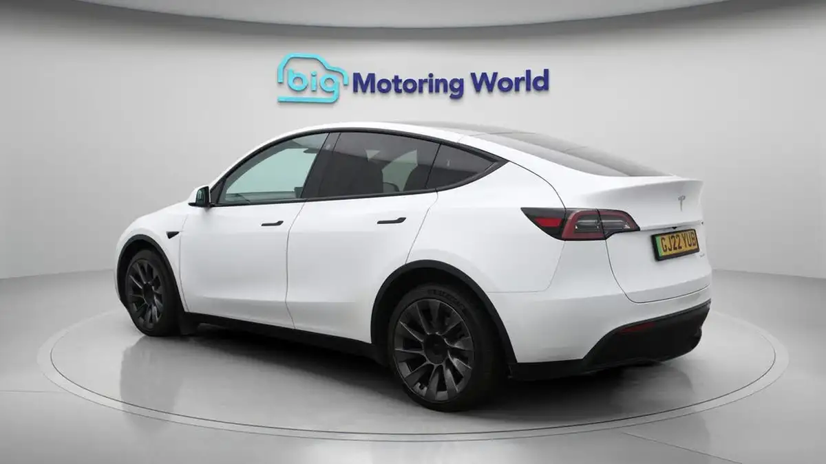 2022-tesla-model-y-e-long-range-big-5