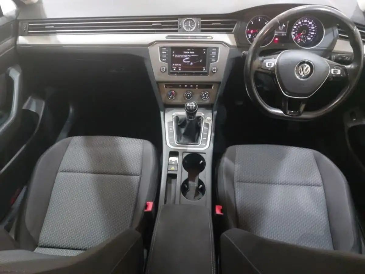 2015-volkswagen-passat-16tdi-bmtss-saloon-4d-big-2