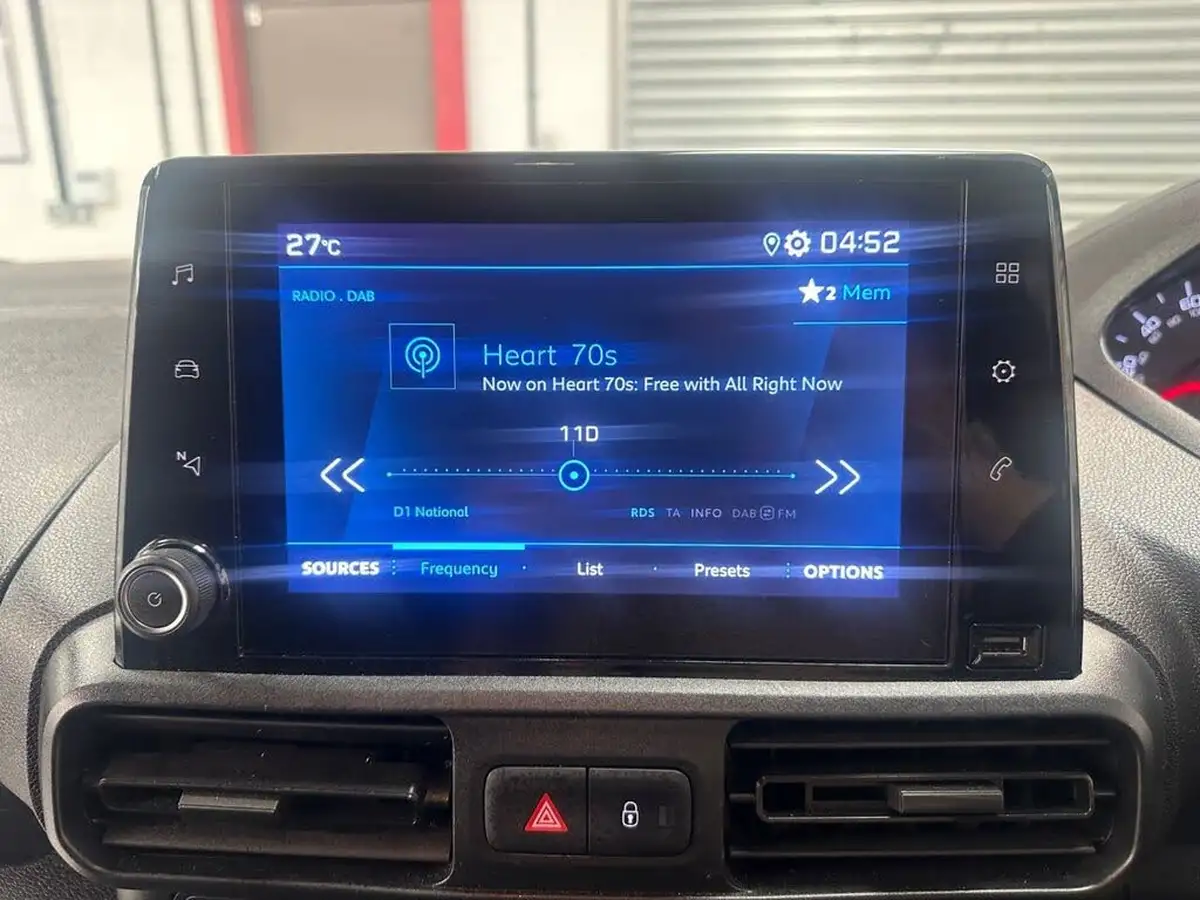 2020-peugeot-partner-15-bluehdi-1000-professional-100ps-eu6dt-panel-big-15