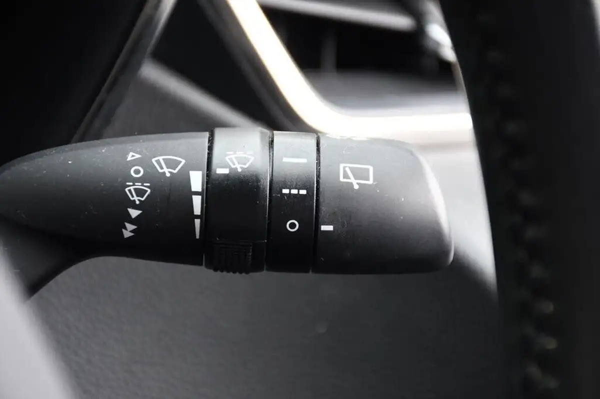 2020-toyota-corolla-18-vvt-i-icon-tech-spare-wheel-touring-sports-5d-big-24
