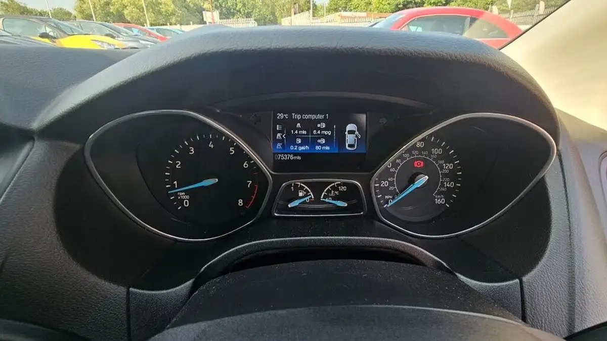 2015-ford-focus-10t-zetec-125ps-hatchback-big-13
