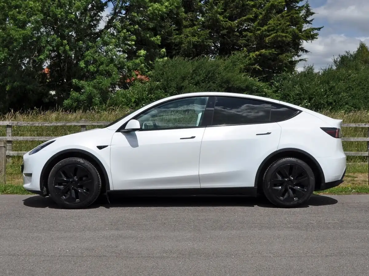 2022-tesla-model-y-e-long-range-big-38