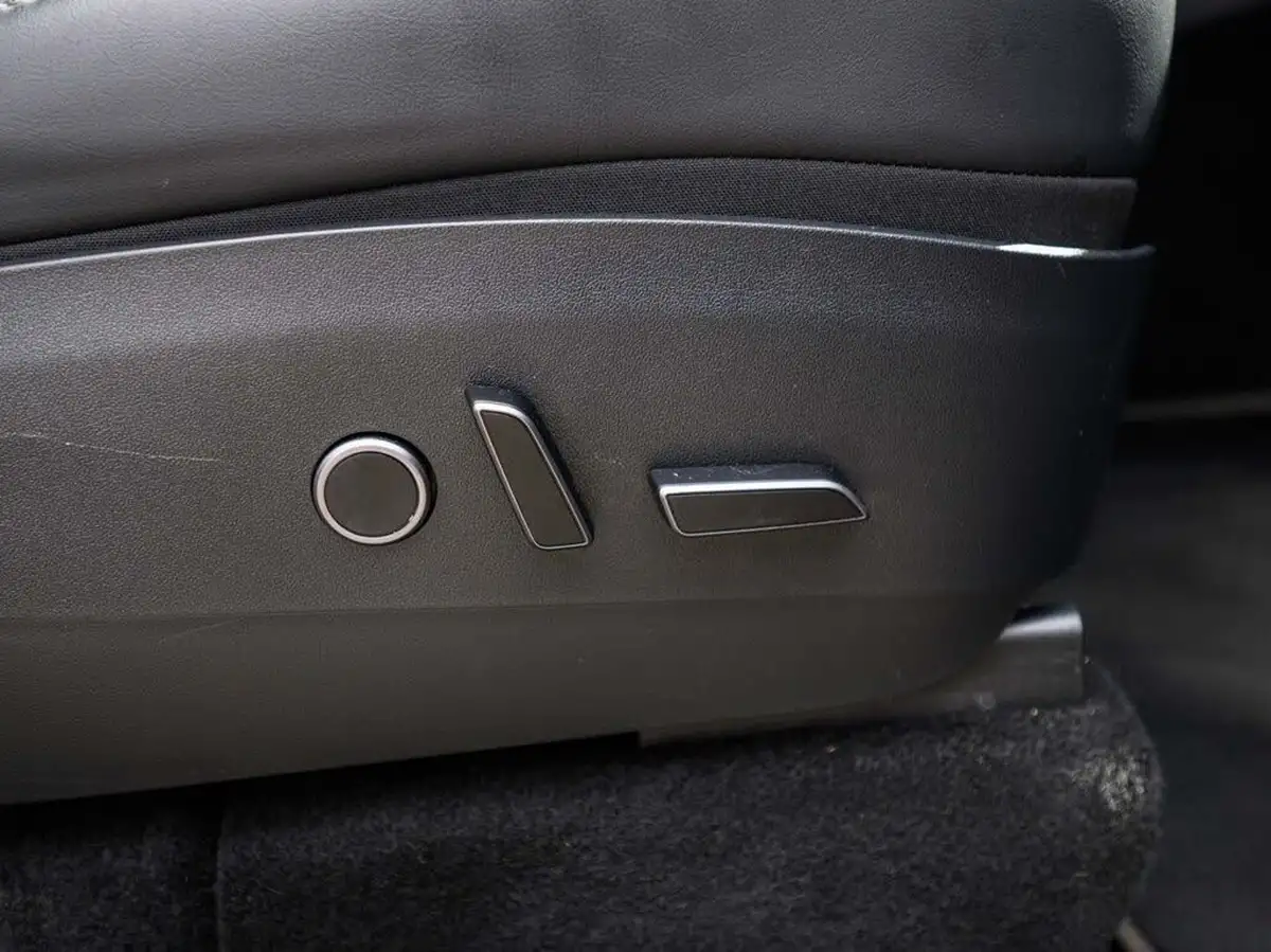2023-tesla-model-y-e-long-range-big-27