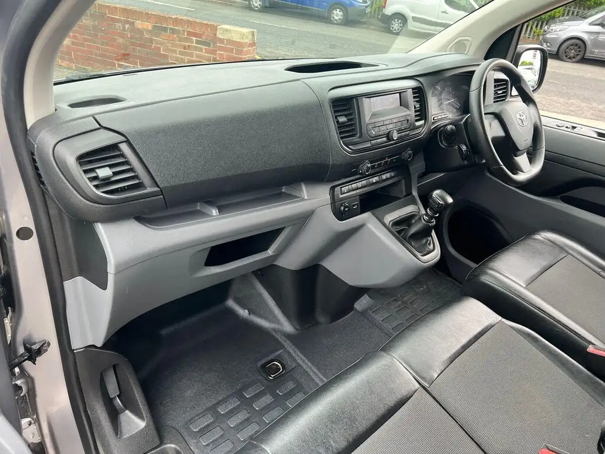 2021-toyota-proace-20d-icon-long-120hpeu6dt-e-panel-big-16