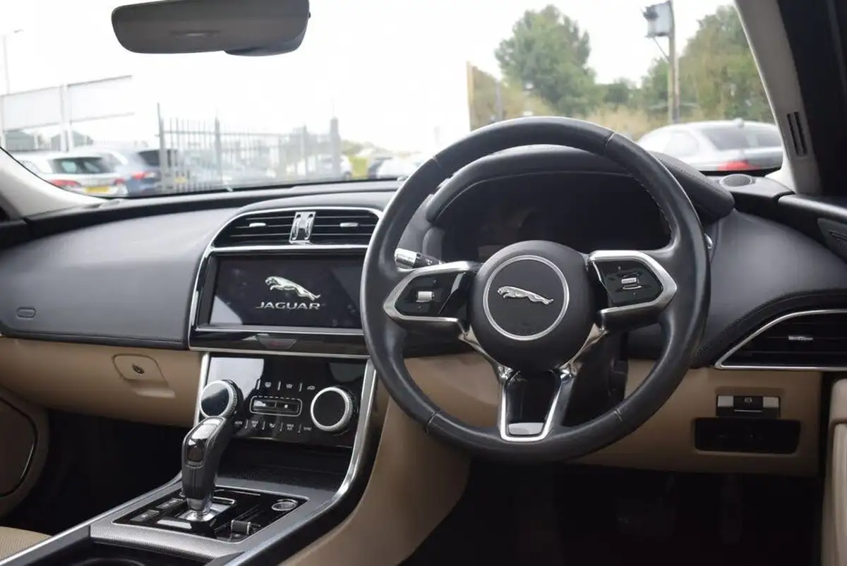 2019-jaguar-xe-20i-se-250ps-big-4