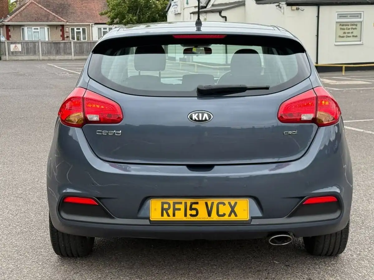 2015-kia-ceed-16crdi-2-hatchback-auto-big-5