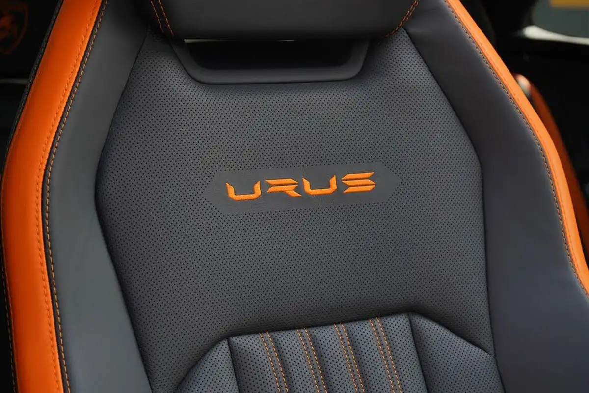 2024-lamborghini-urus-40-no-trim-big-12