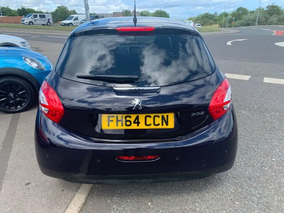 2015-peugeot-208-12-style-puretech-3d-big-4