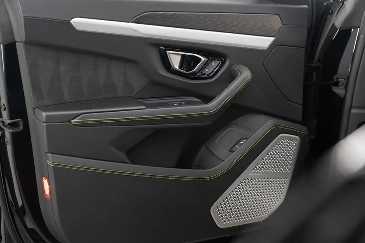 2018-lamborghini-urus-40-no-trim-big-25