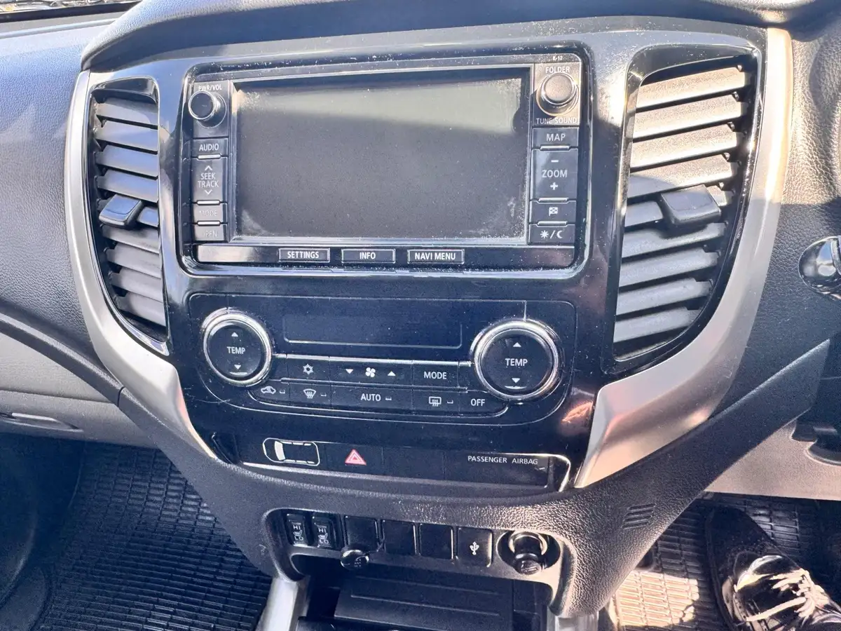 2015-mitsubishi-l200-24di-d-warrior-big-26