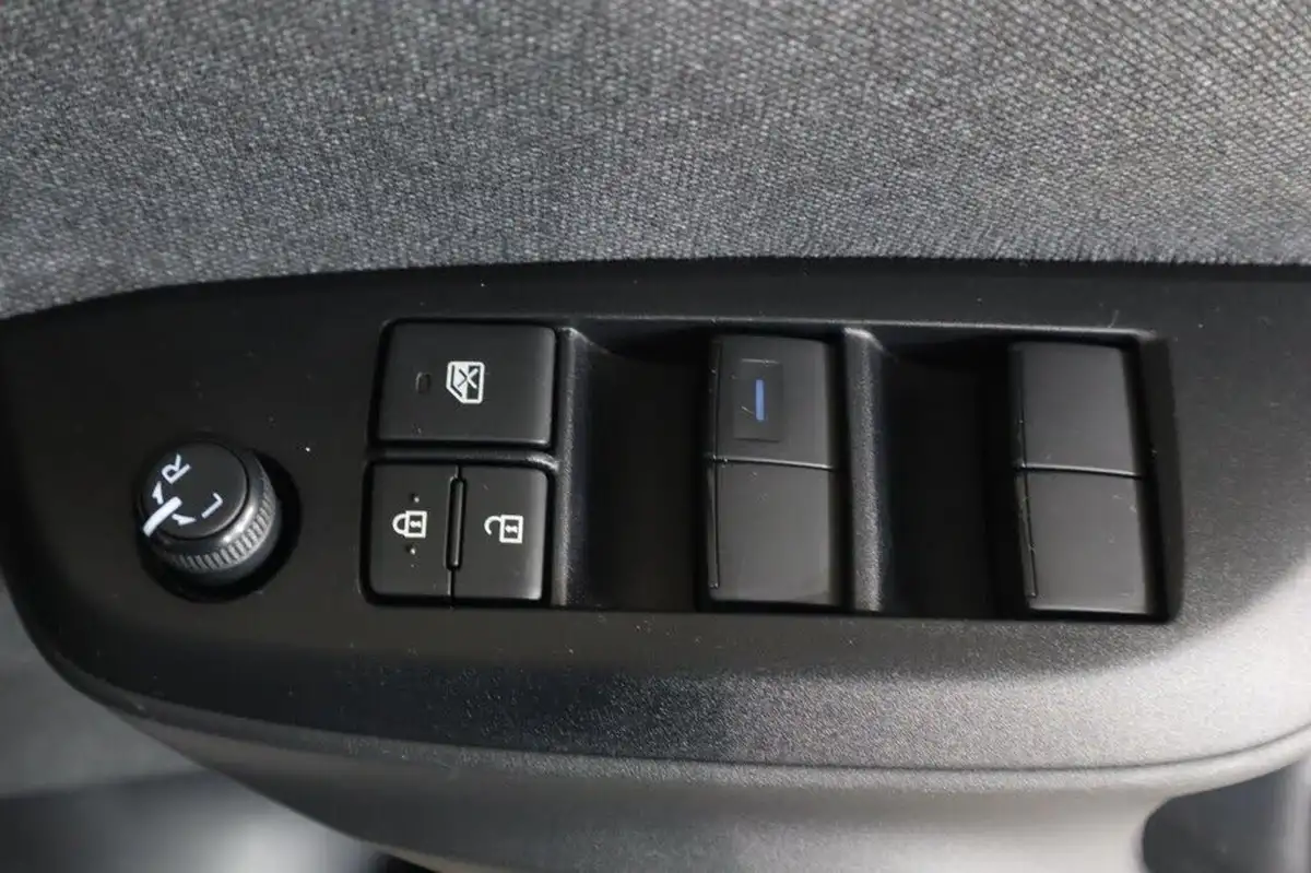 2022-toyota-yaris-15-vvt-i-design-panoramic-roof-big-26
