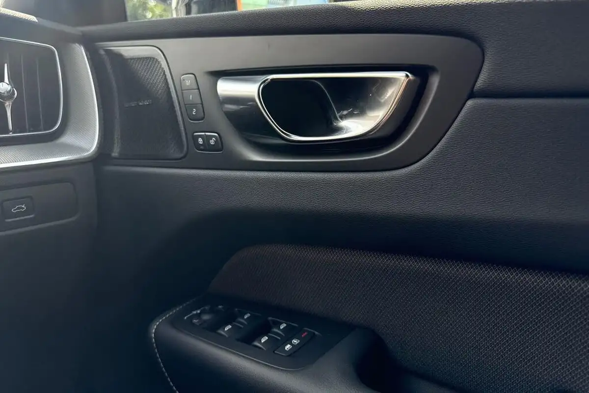 2025-volvo-xc60-20-b5-plus-black-edition-big-40