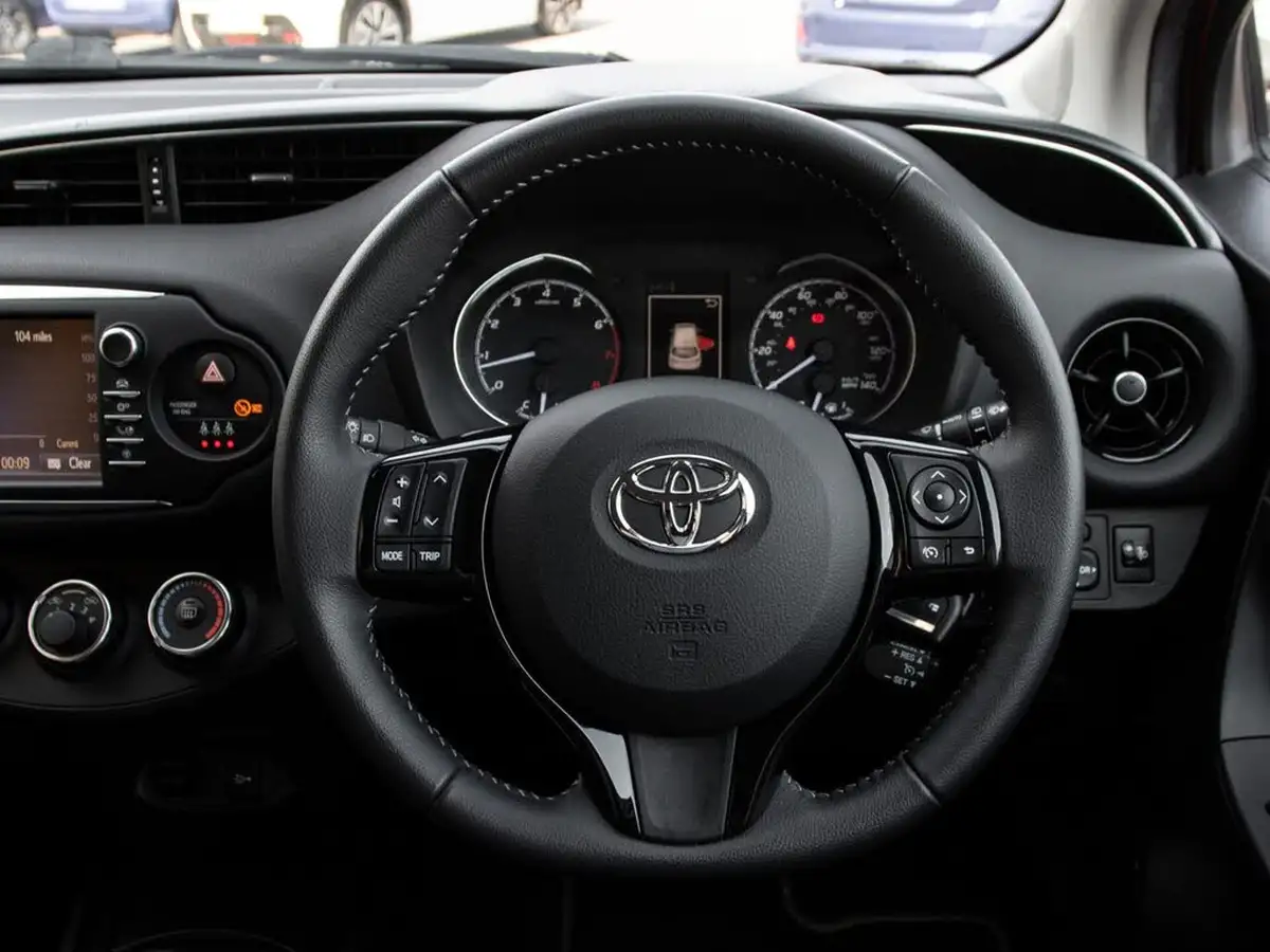 2017-toyota-yaris-15-vvt-i-design-panoramic-roof-1497cc-big-21