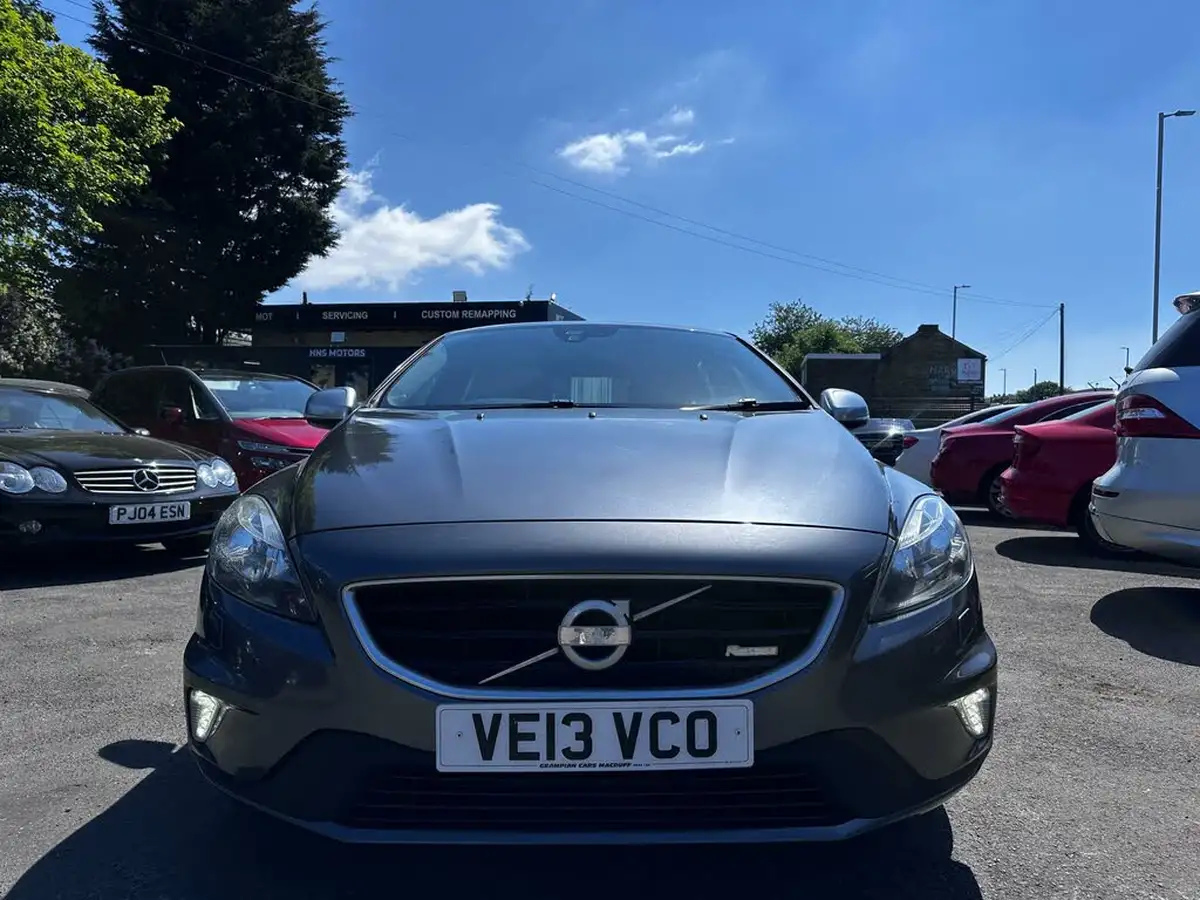 2013-volvo-v40-16td-d2-r-design-big-2