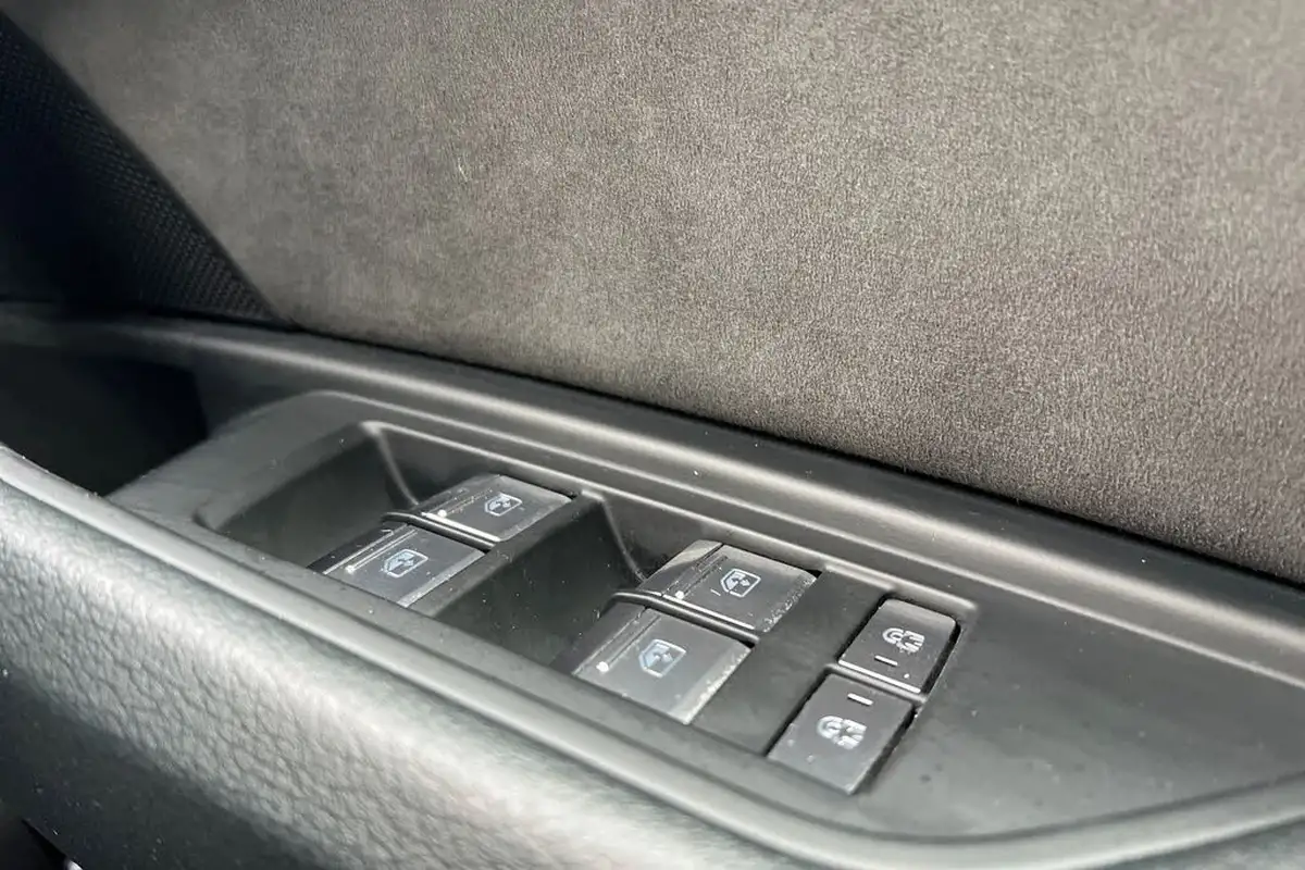 2019-audi-e-tron-55e-launch-edition-big-23