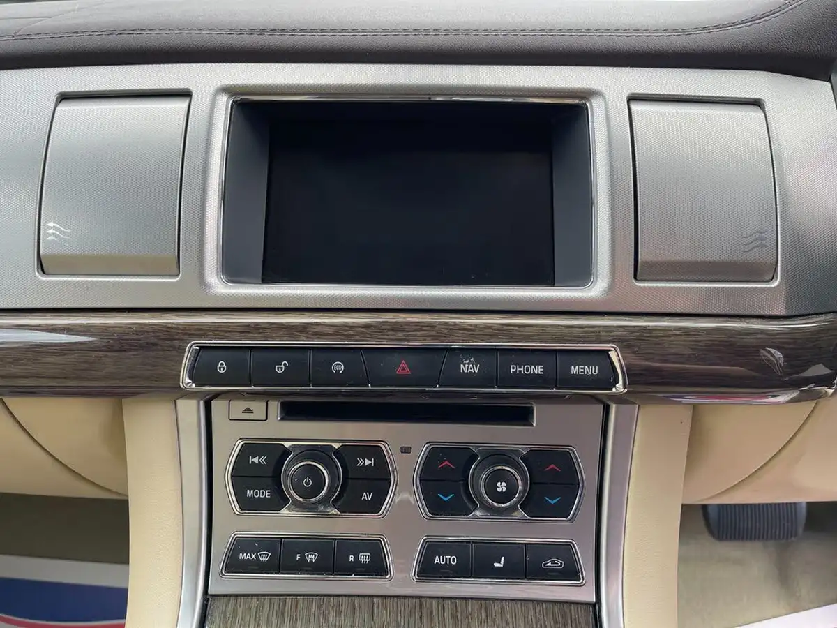 2014-jaguar-xf-30td-premium-luxury-sportbrake-5d-big-42