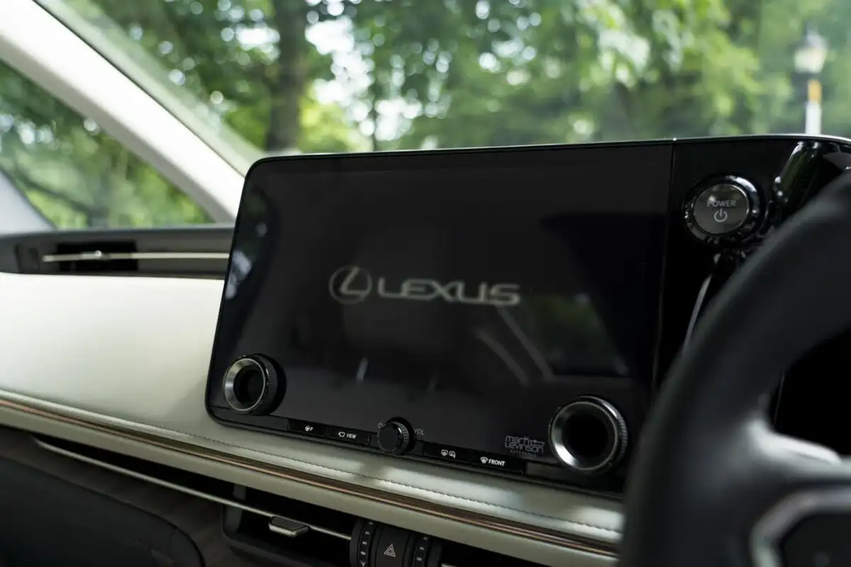 2025-lexus-lm-350h-25-awd-big-29