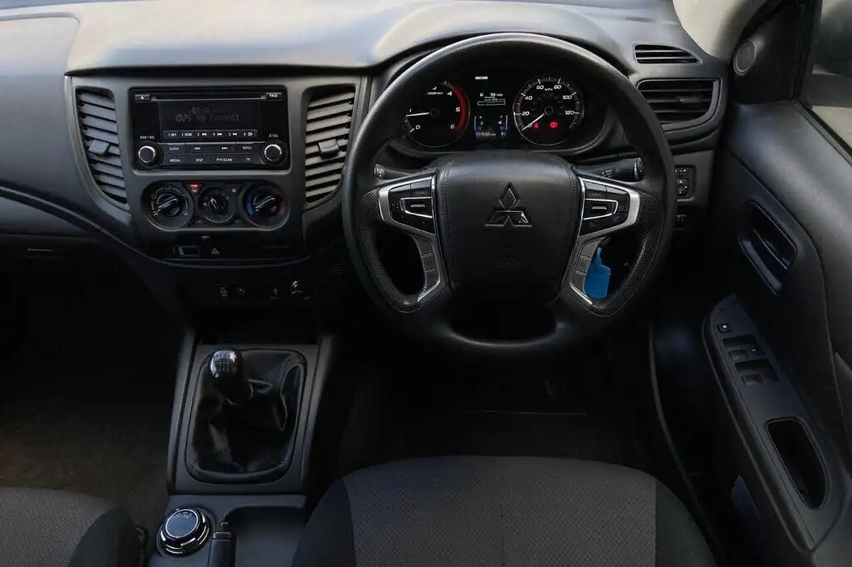 2021-mitsubishi-l200-22di-d-4-life-double-pickup-big-13