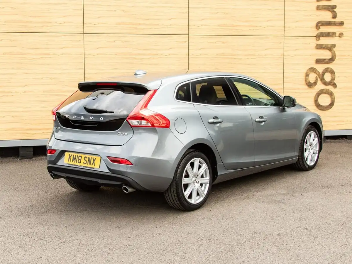 2018-volvo-v40-20td-d3-inscription-geartronic-big-1