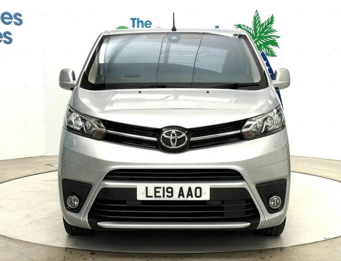 2019-toyota-proace-20d-design-medium-120hpeu6-panel-big-1