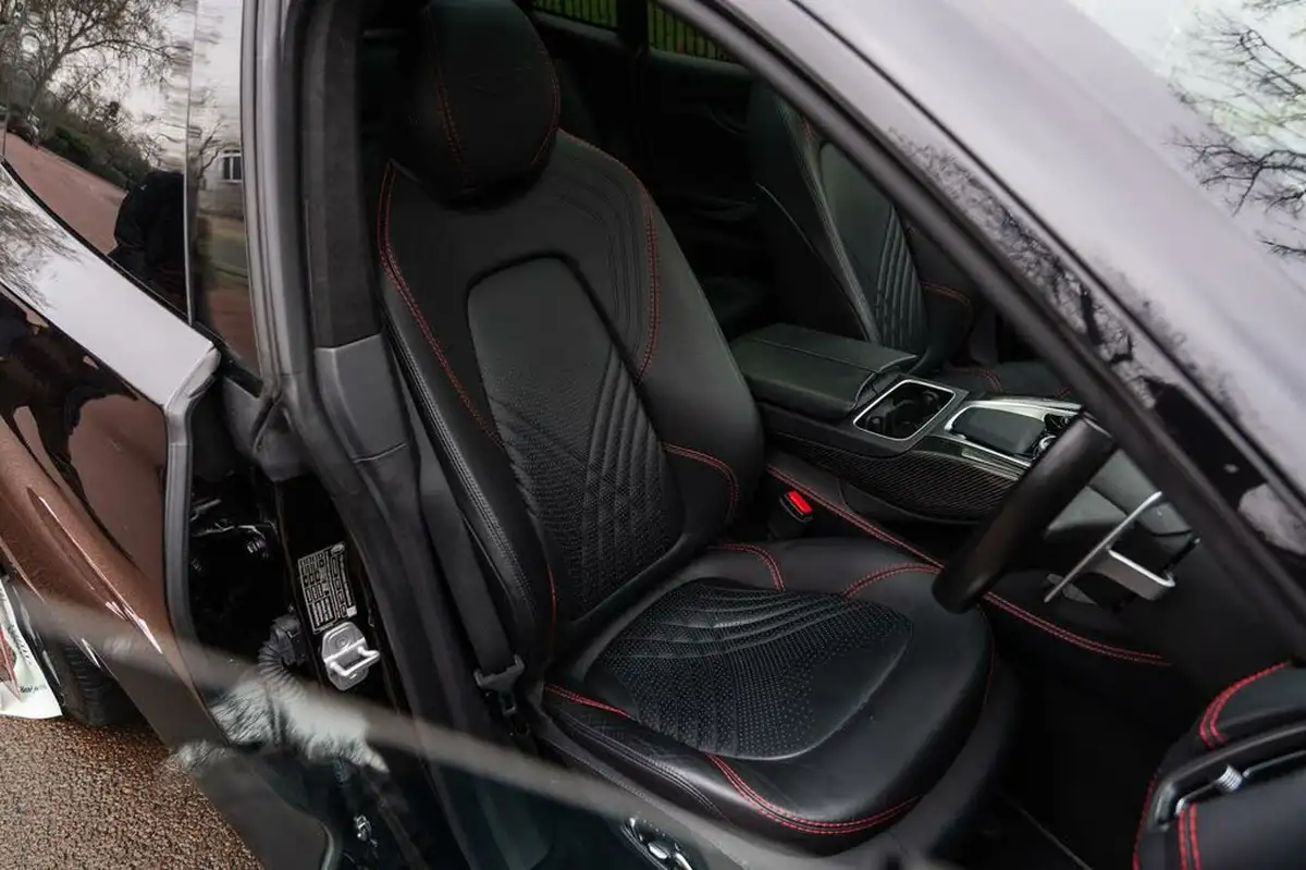 2022-aston-martin-dbx-40-v8-big-27