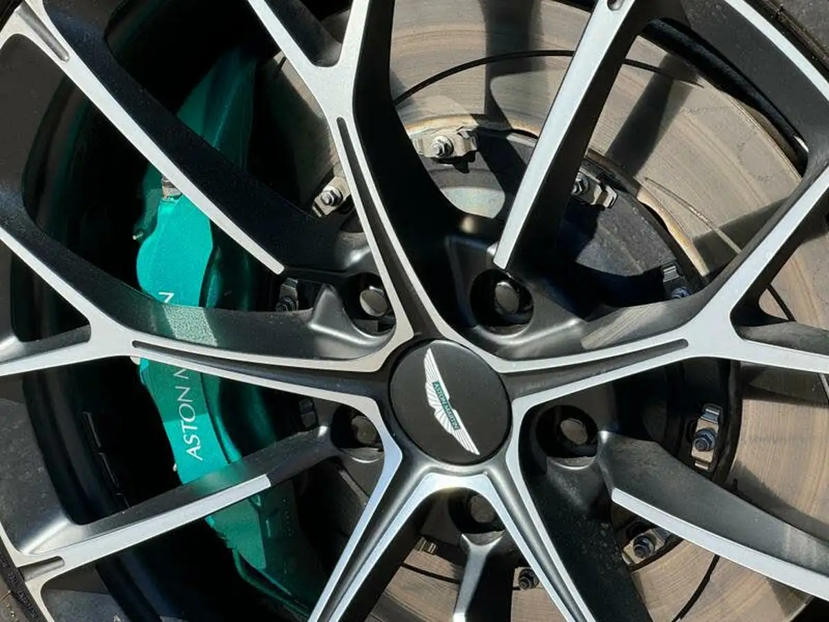 2024-aston-martin-vantage-big-19