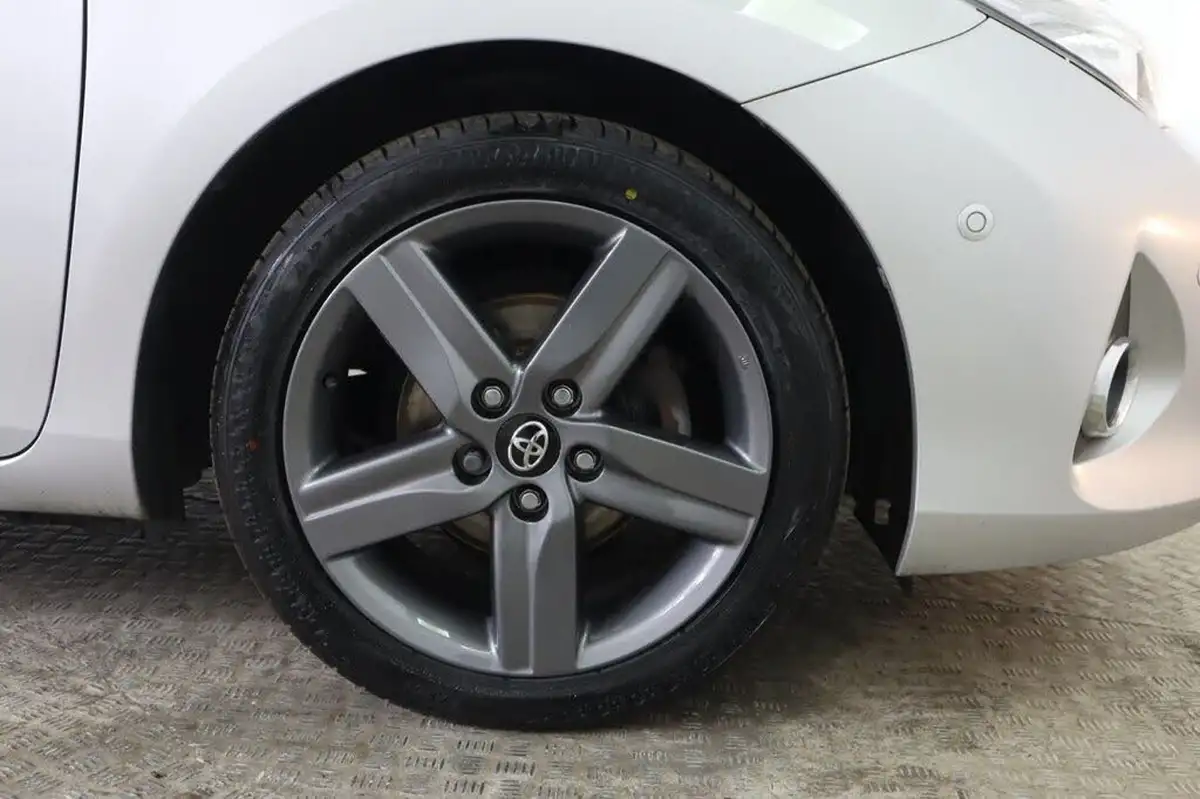 2014-toyota-auris-16-excel-hatchback-multidrive-s-big-11