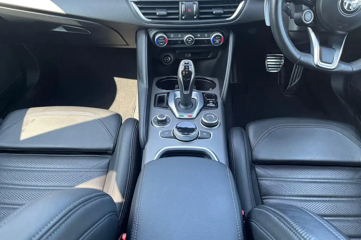 2021-alfa-romeo-giulia-20-veloce-276bhp-big-16