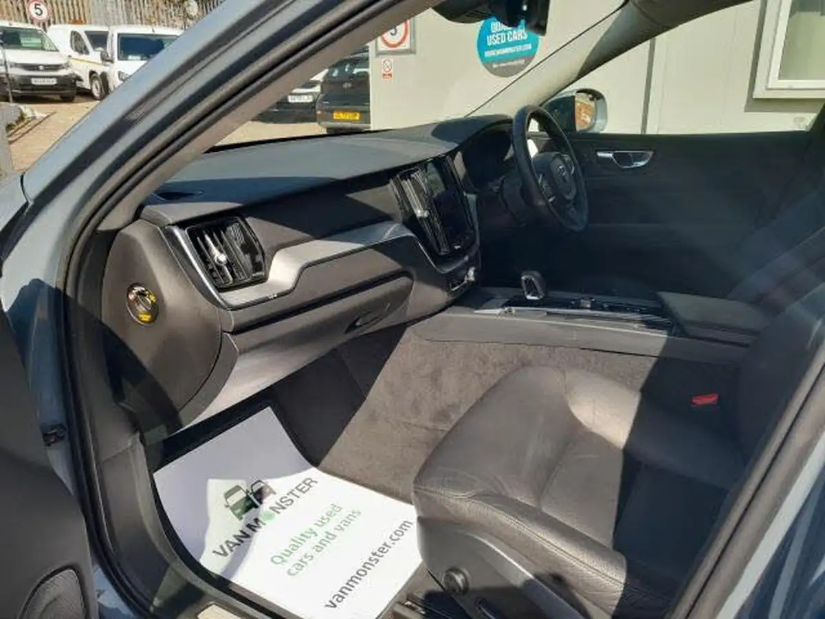 2022-volvo-xc60-20-b5-core-big-25
