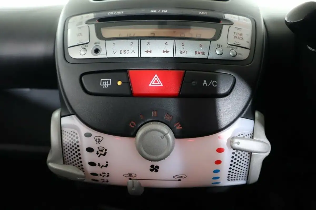 2013-peugeot-107-10-active-3d-big-15