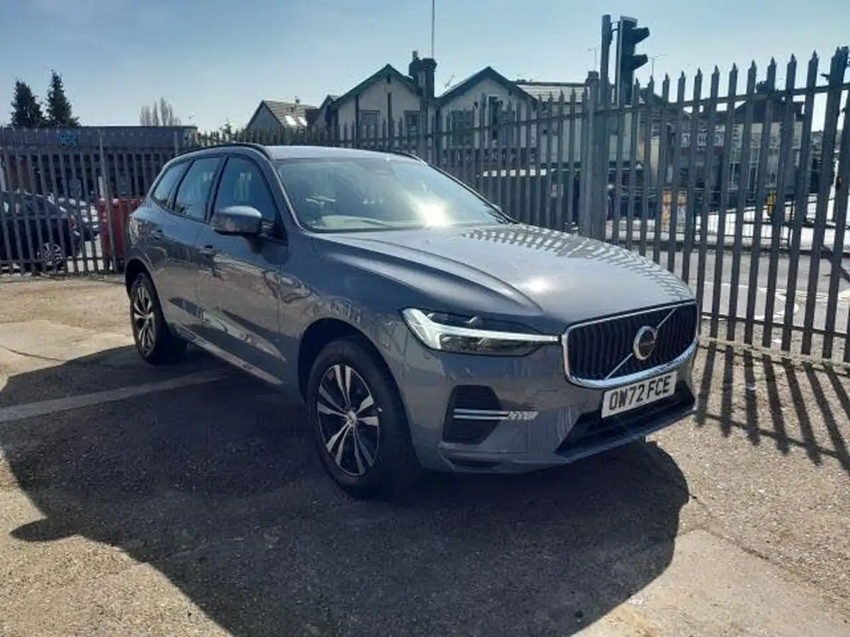2022-volvo-xc60-20-b5-core-big-1