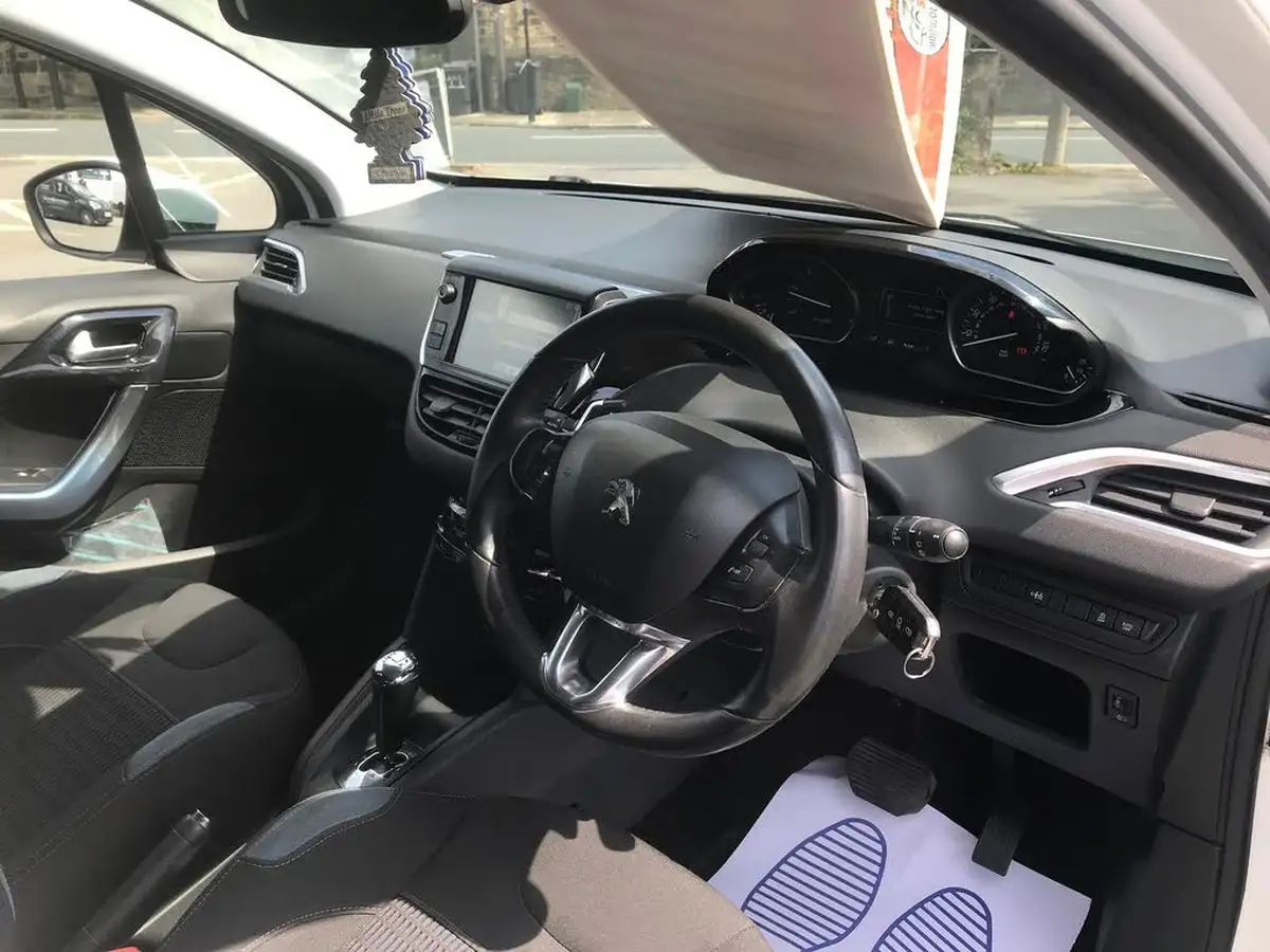 2012-peugeot-208-14td-allure-14e-hdi-ss-5d-egc-big-3