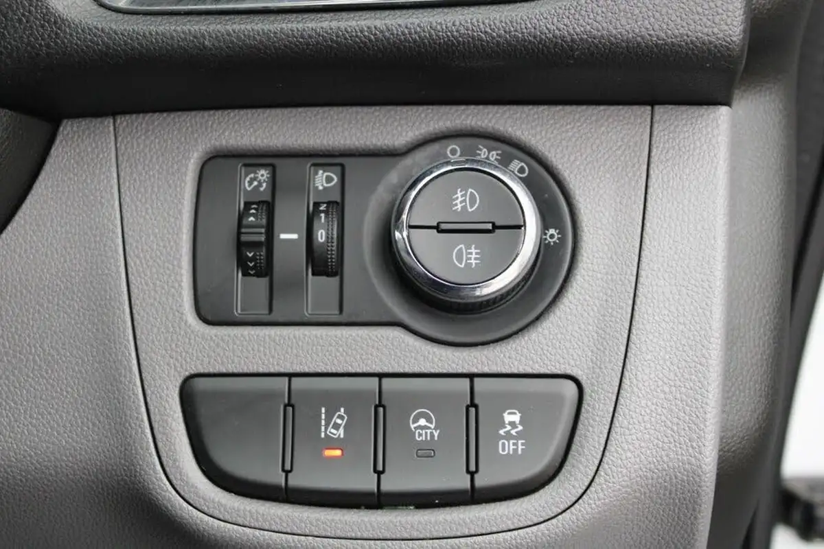 2016-vauxhall-viva-10i-sl-big-32