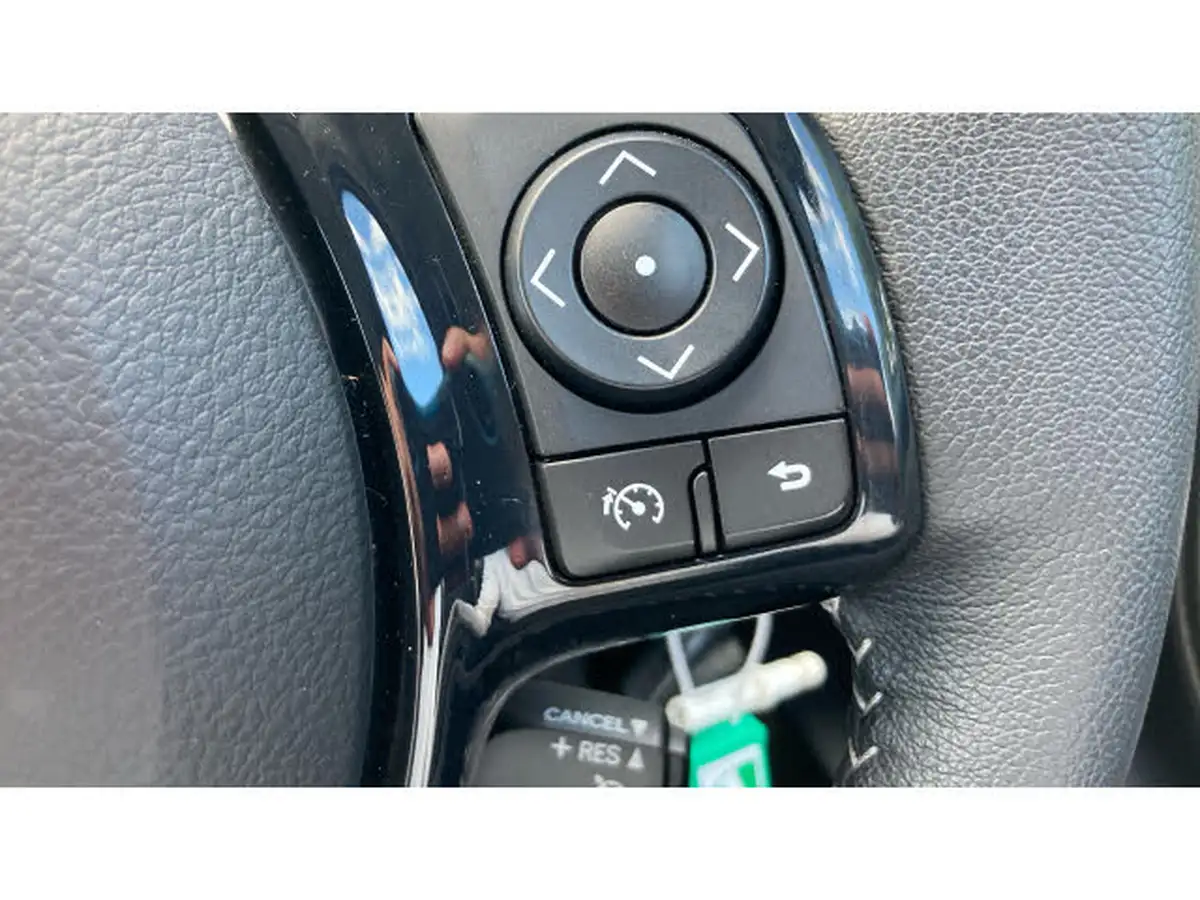 2019-toyota-yaris-15-vvt-i-icon-tech-111bhp-1496cc-big-32