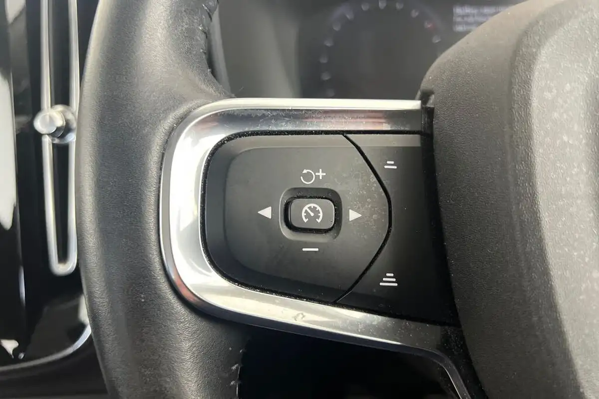 2021-volvo-xc40-15-t3-momentum-161bhp-big-10