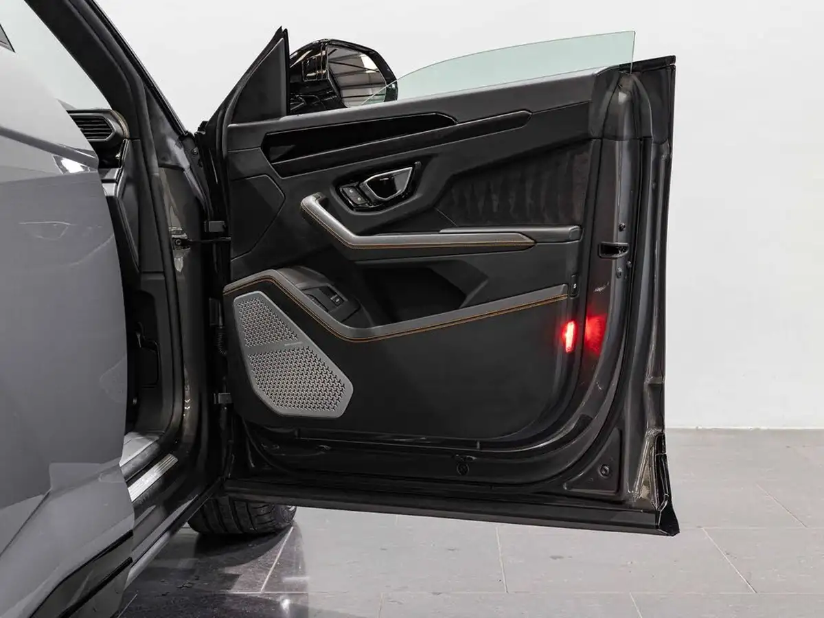 2021-lamborghini-urus-40-no-trim-big-22