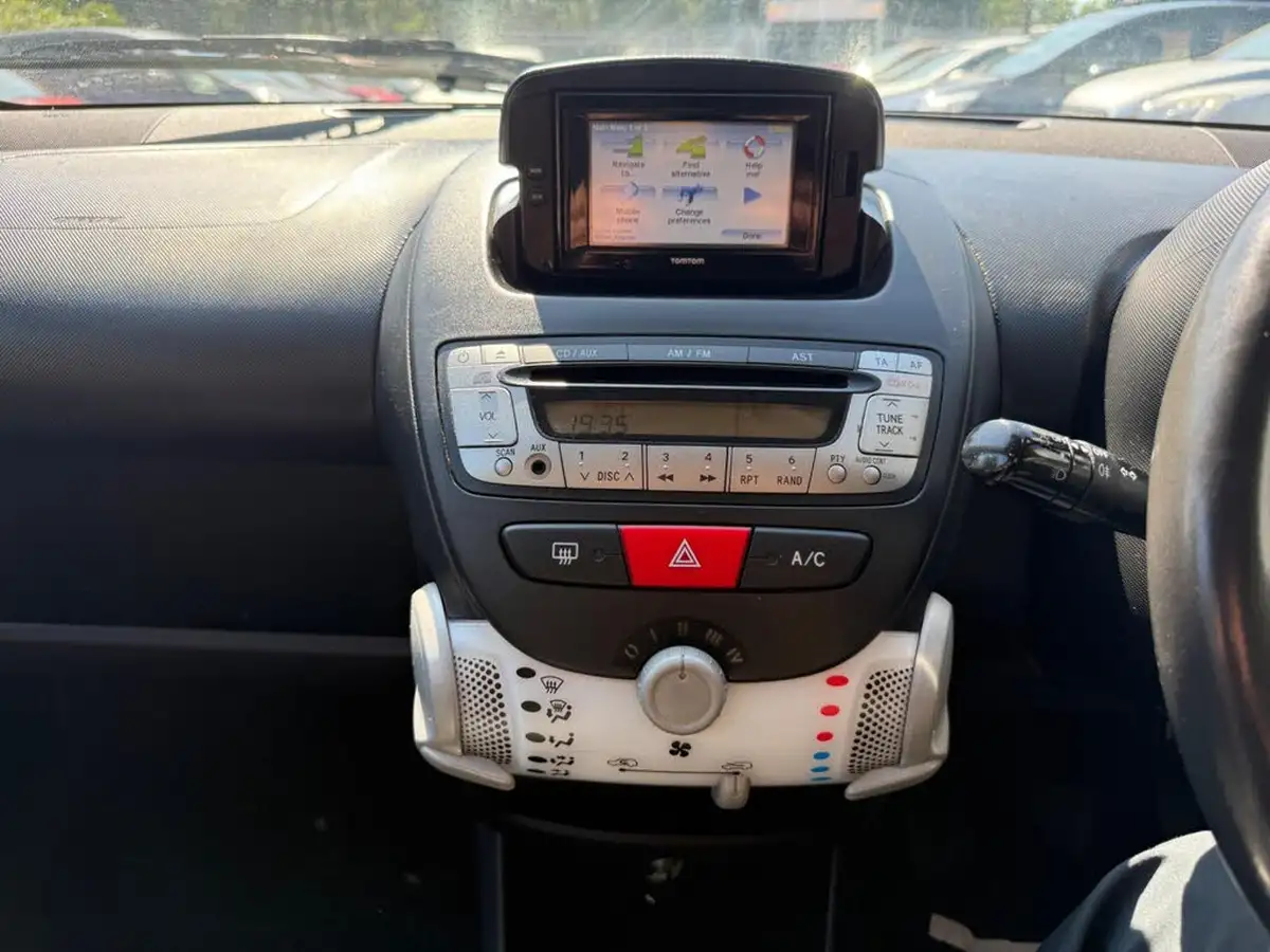 2014-toyota-aygo-10-move-5d-big-23