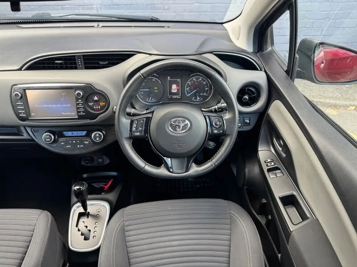 2018-toyota-yaris-15-vvt-i-icon-navi-hybrid-big-9