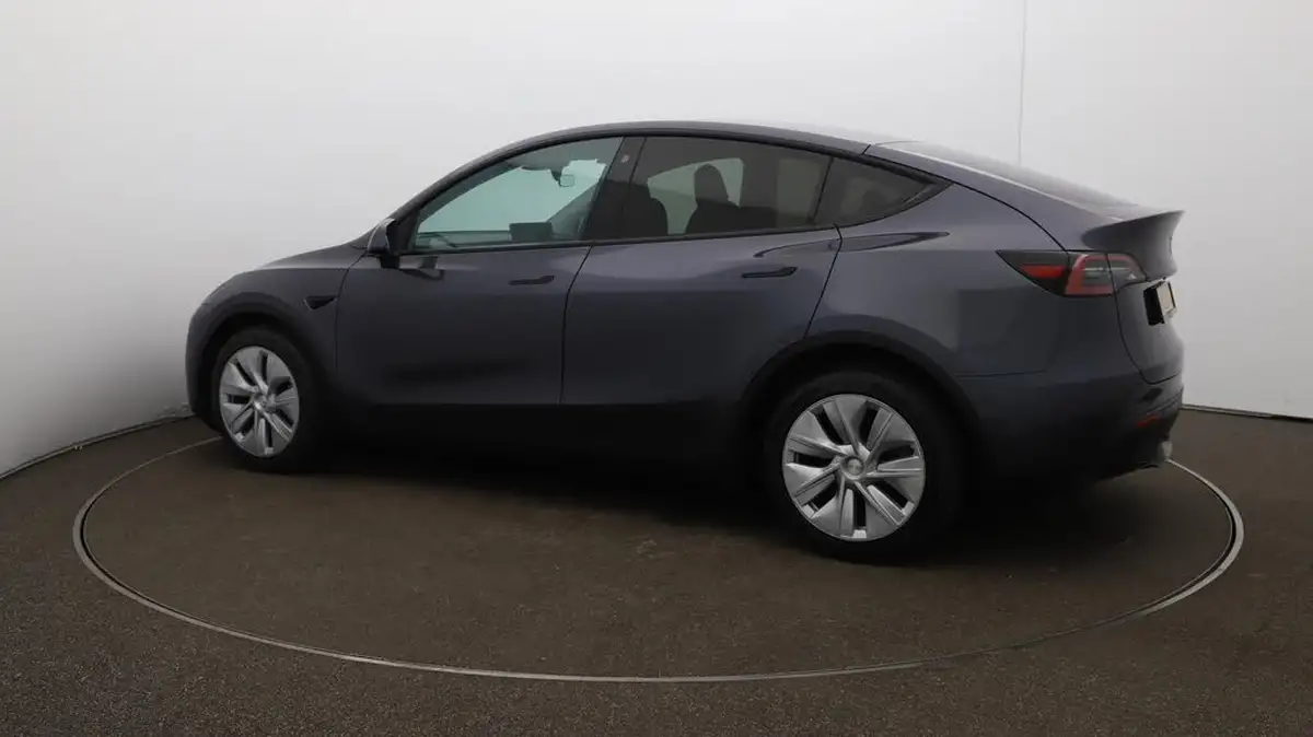 2022-tesla-model-y-e-long-range-big-35