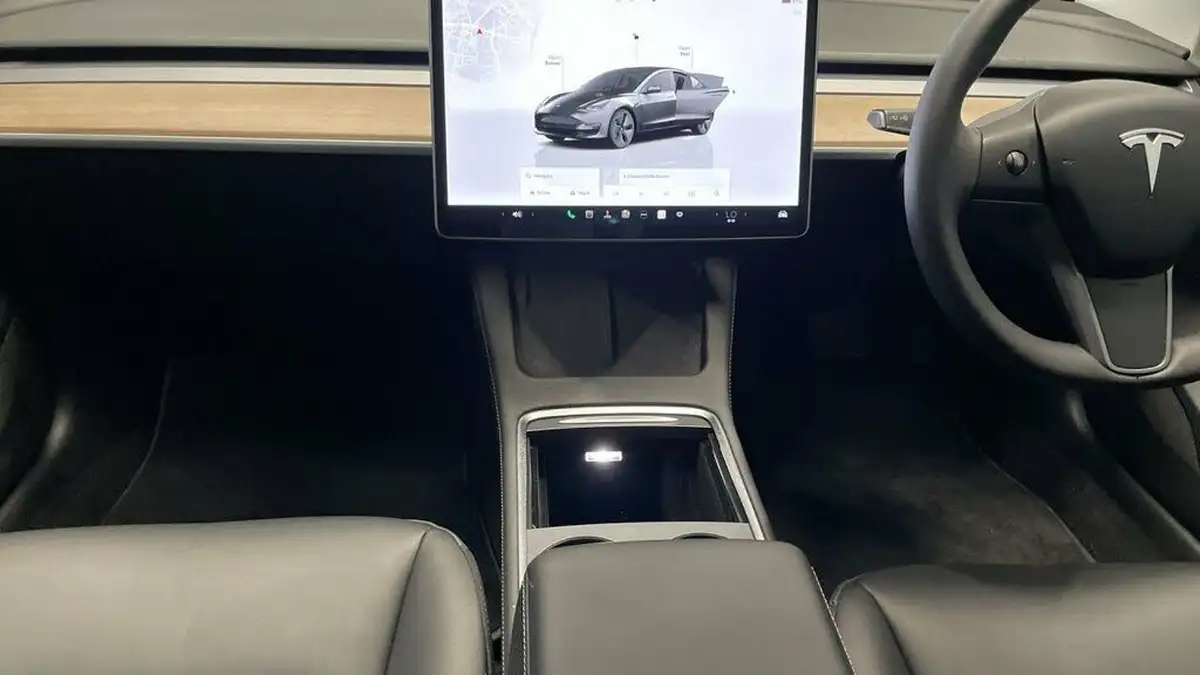 2022-tesla-model-3-e-rwd-big-15