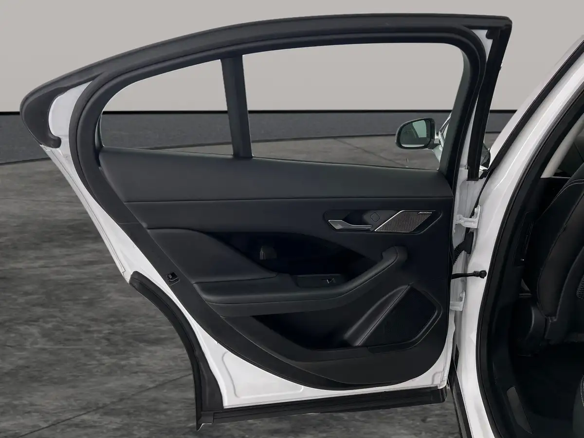2022-jaguar-i-pace-ev400-se-big-23