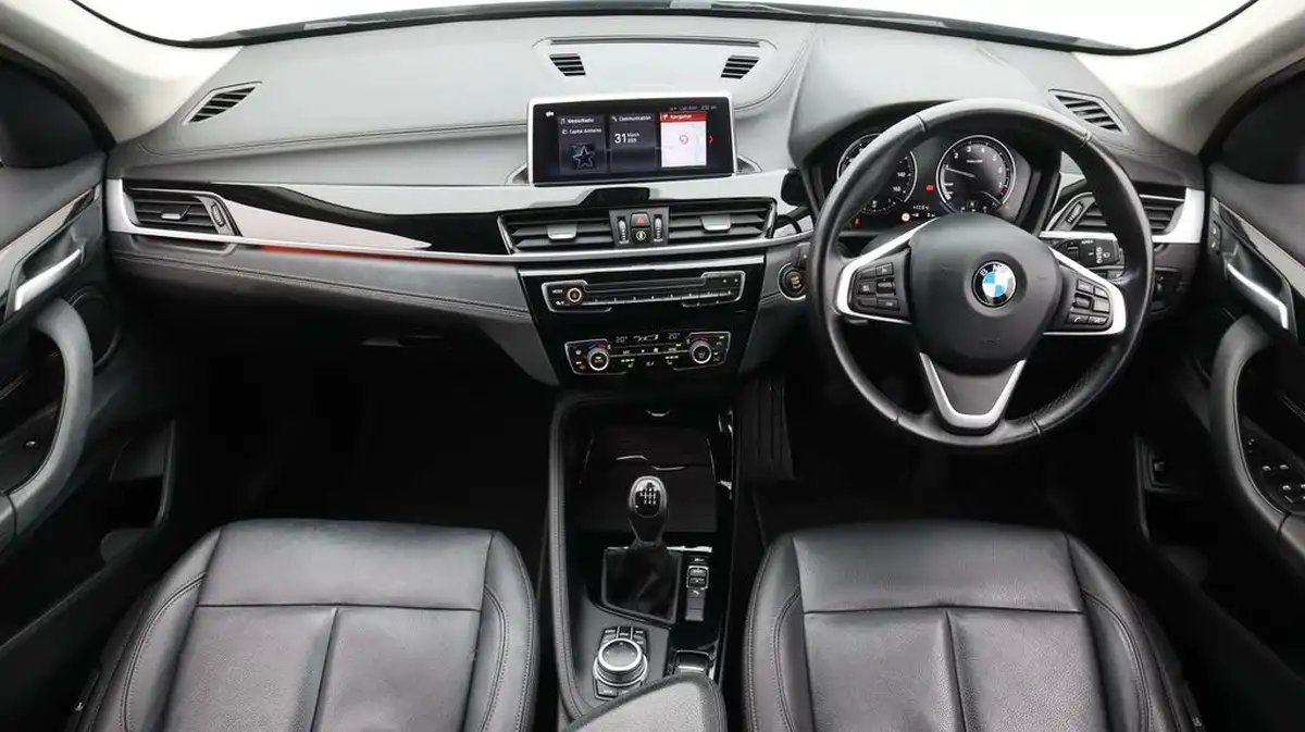 2021-bmw-x1-15-sdrive18i-xline-big-13