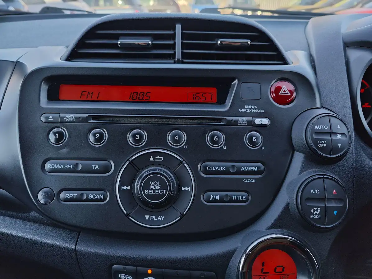 2014-honda-jazz-14-es-plus-big-17