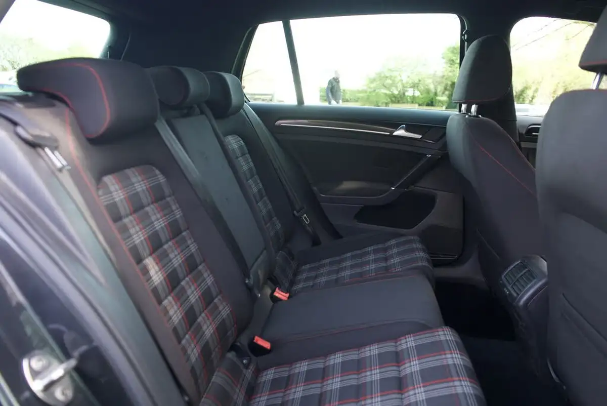 2016-volkswagen-golf-20-tsi-gti-220ps-hatchback-5d-big-52