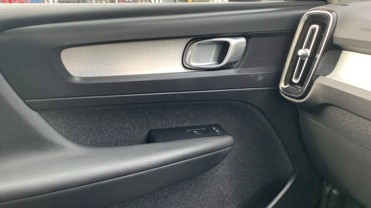 2021-volvo-xc40-15-t3-momentum-161bhp-big-40